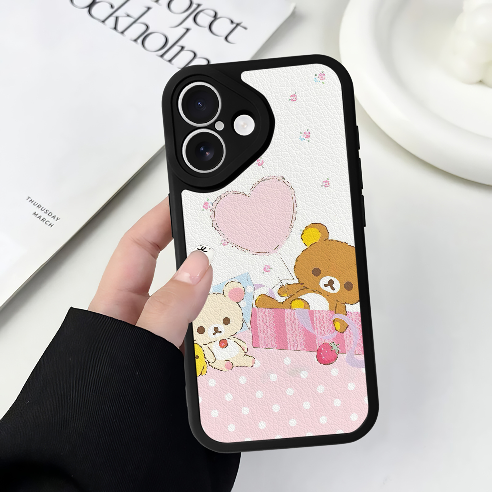 （画像用） リラックマ リラックマ キイロイトリ Rilakkuma Korilakkuma Kiiroitori 【iPhone 16シリーズ対応】シリコンスマホケース（レザー調） 材質：シリコン